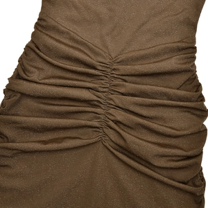 Vue détaillée du tissu brun scintillant avec un élégant design de plis froncés