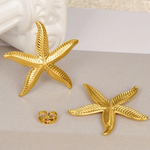 Starfish stud earrings in 18k gold-plated 304 stainless steel with textured finish