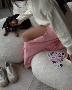 Gros plan sur le jean rose à jambes larges avec détails déchirés et style canin