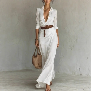 Elegantes weißes langärmliges Maxikleid mit tiefem V-Ausschnitt und braunem Ledergürtel