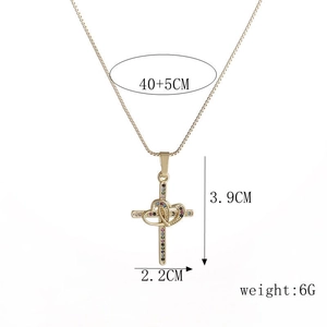 Dettaglio del ciondolo a croce con cuore e dimensioni: 3,9 cm altezza, 2,2 cm larghezza