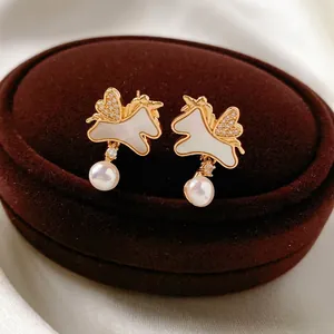 Élégantes boucles d'oreilles licorne plaquées or 18k avec nacre et perles pendantes