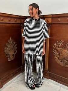 Dettaglio completo a righe bianche e nere con t-shirt ampia e pantaloni a gamba larga