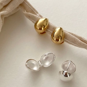 Nahaufnahme von S925 Sterling Silber Ohrringen in Tropfenform in Gold und Silber