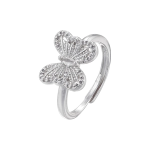 Vue détaillée d'une bague papillon argentée sertie de cristaux clairs et d'un anneau ouvert