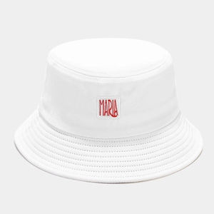 Détail de la broderie MARIA rouge sur chapeau bob blanc avec coutures de bordure