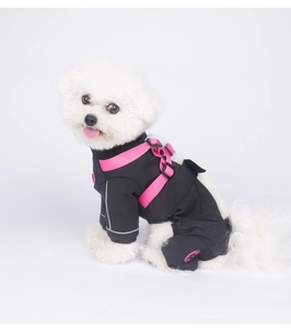 Détail d'une combinaison pour chien noire imperméable avec harnais rose intégré et bandes