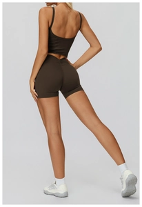 Dettaglio degli shorts da yoga a vita alta con effetto scrunch in marrone caffè scuro