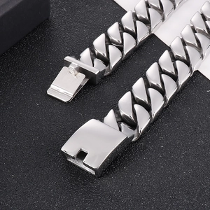Détails macro de la chaîne cubaine de 20 mm en acier inoxydable poli avec fermoir robuste