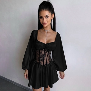 Robe courte élégante en satin noir avec dentelle et manches bouffantes sur un mannequin