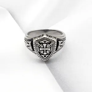 Bague bouclier vintage en argent oxydé avec croix médiévale et motifs gothiques