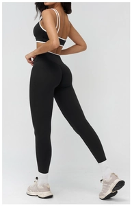 Vista posteriore di pantaloni da yoga a vita alta con cuciture push-up e tessuto modellante