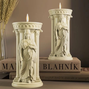 Klassische Karyatide Göttin Säule Kerze mit elegantem griechischem Reliefskulptur Detail
