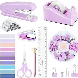 Ensemble de papeterie de bureau violet lavande avec agrafeuse et ciseaux sur fond blanc épuré