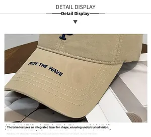 Gros plan d'une visière en coton beige avec broderie bleue Ride The Wave nette