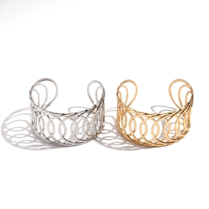 Ensemble de bracelets ajourés dorés et argentés avec cercles métalliques superposés