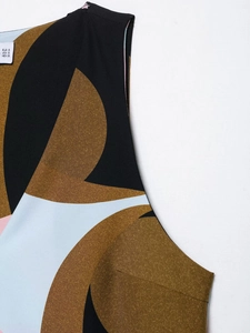 Detalle del cuello y hombro de blusa con estampado geométrico y talla S