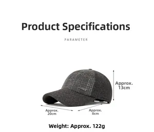 Vue détaillée d'une casquette d'hiver grise à carreaux avec cache-oreilles et étiquette métal