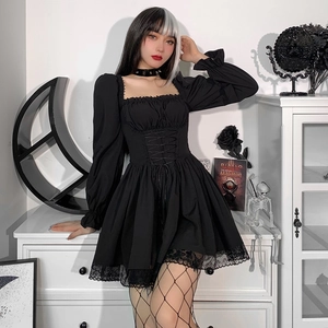 Detalle de vestido negro gótico con ribete de encaje y cordones en la parte delantera