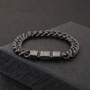 Vue macro du bracelet en acier titane vintage avec détails du fermoir OT texturé