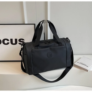 Dettaglio borsa da viaggio nera con tessuto impermeabile e scomparto per scarpe