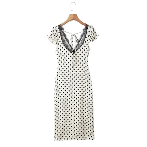Robe blanche à pois pour femmes avec col V en dentelle noire et manches courtes à volants