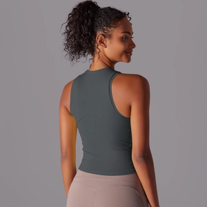 Détail des coutures invisibles et du plissé au dos d'un débardeur de yoga gris