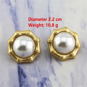 Boucles d'oreilles perles baroques, cadre bambou 2,2 cm et détail poids 10,8 g