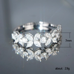 Bague trèfle à quatre feuilles élégante en zircon argenté avec motif floral pour femme