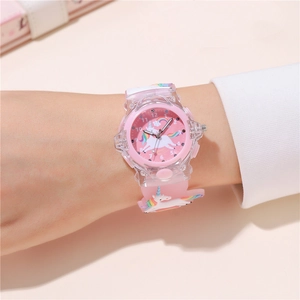 Dettaglio dell'orologio rosa con unicorno per bambini con cinturino in silicone 3D