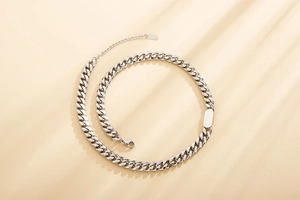 Λεπτομέρεια από ασημί ατσάλινο κολιέ Cuban link με ορθογώνια πλάκα και κούμπωμα