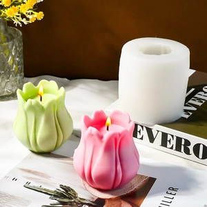 Détails du moule en silicone pour bougies tulipes avec créations en cire rose et verte