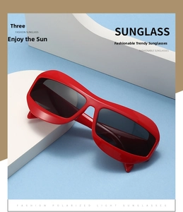 Détail des lunettes de soleil shield rouges avec verres polarisés gris pour le cyclisme