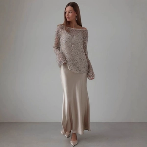 Eleganter champagnerfarbener Pailletten-Strickpullover mit seidigem Maxirock-Set