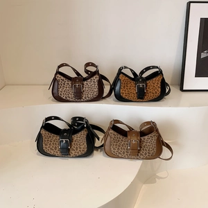 Borse a spalla leopardate con tracolle in pelle in diverse varianti di colore