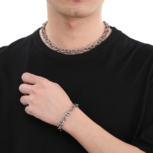 Set collana e bracciale a catena cubana in acciaio inossidabile argento indossato da uomo