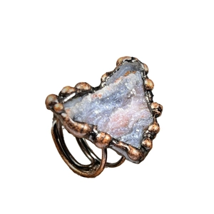 Bague vintage en cuivre avec pierre naturelle d'agate druzy violette triangulaire