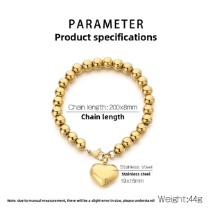 Vue détaillée du bracelet à billes en acier inoxydable 8mm avec pendentif cœur poli