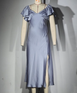 Détail d'une robe en satin bleu clair avec décolleté en V et manches à volants élégantes