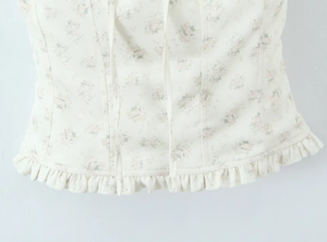 Dettaglio top floreale con coulisse e bordo a volant con stampa di fiori delicati