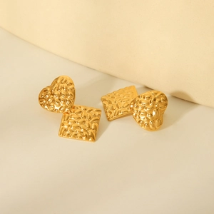 Gold heart and square hammered texture earrings in 18K gold plated stainless steel
