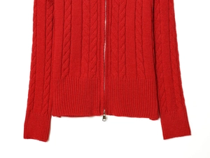 Gros plan sur le sweat à capuche rouge en maille torsadée avec double zip métallique