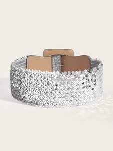 Gros plan sur une large ceinture à paillettes argentées avec boucle carrée assortie
