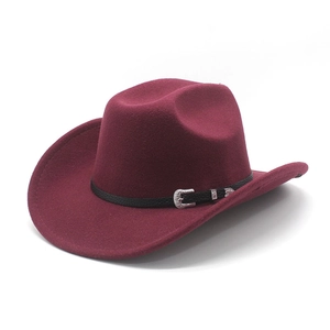 Détail du chapeau en laine bordeaux avec ruban en cuir noir et boucle argentée