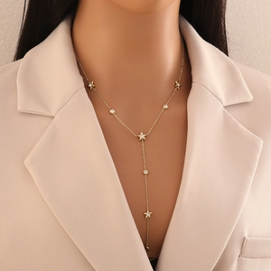 Collana a Y in acciaio inossidabile placcato oro con ciondolo a stella e zircone su modella