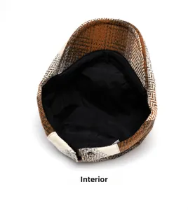 Vue interne du bonnet en laine avec doublure noire et coutures de bord nettes