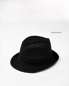 Detailaufnahme der schwarzen Mesh-Fedora mit dekorativem Band-Detail