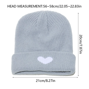 Detaillierte Strickstruktur und Maße für die graue Herz-Beanie-Mütze Größentabelle