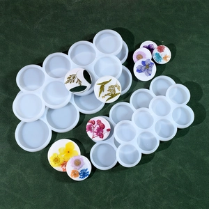 Moule en silicone pour résine époxy permettant de créer des pendentifs ronds avec fleurs séchées