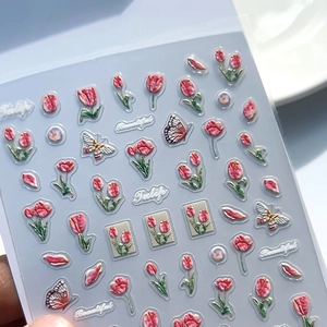 Makro-Detail von 5D-geprägten Nagelstickern mit rosa Tulpen und Schmetterlingen